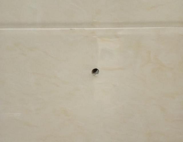 墙面瓷砖打孔留下的孔怎么补救视频讲解(墙面瓷砖打孔留下的孔怎么补救视频讲解图片) 墙面瓷砖打孔留下的孔怎么补救视频讲解(墙面瓷砖打孔留下的孔怎么补救视频讲解图片)